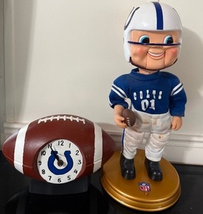 lot 37 image: Vintage 2001 Gemmy NFL Colts Rockin Randall Singing Figure & Football Clock