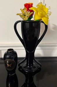 lot 49 image: Vintage L.E. Smith Black Amethyst Trophy Vase & Otagiri Japan Bud Vase Lot