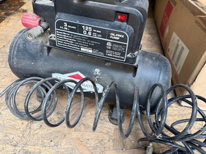 lot 74 image: Briggs & Stratton 3-Gallon Portable Air Compressor with Hose - untested