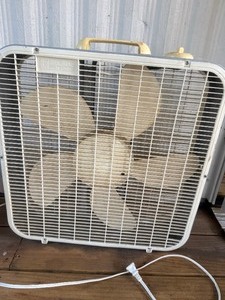lot 76 image: Vintage Lasko Box Fan  3-Speed Working Condition