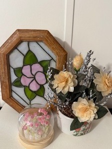 lot 77 image: Decorative Stained Glass Style Box & Floral Decor Lot