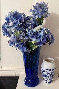 lot 78 image: Decorative Vase Lot  Cobalt Blue Glass Vase & BlueWhite Ceramic Vase
