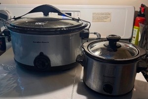 lot 82 image: Hamilton Beach Crockpot and smaller Toastmaster Crockpot