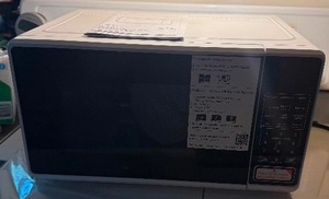 lot 84 image: Mainstays 0.7 Cu ft 700W Countertop Microwave Oven - White LED Display