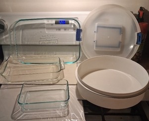 lot 87 image: Mixed Kitchenware Set Pyrex & Anchor Hocking Glass Bakeware with Multi-Tier Dessert Carrier