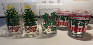 lot 121 image: 7-Piece Assorted Christmas Holiday Drinking Glass Lot