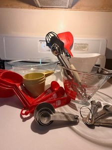 lot 125 image: Large Lot of Vintage Kitchen Utensils & Gadgets  Red Handles, Measuring Sets, & Glass Bowls