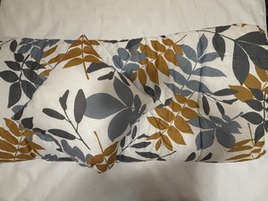 lot 136 image: Modern Botanical FullQueen Comforter Set  90x90 Leaf Pattern with Matching Throw Pillow