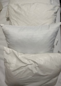 lot 142 image: Lot of 4 Pillows  White