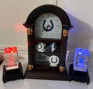 lot 146 image: Indianapolis Colts Mantel Display Clock, Lighted Crystal Dcor & Collectibles