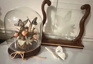 lot 149 image: Butterfly & Floral Dcor Collection  Glass Cloche, Etched Glass Panel & Porcelain Butterfly