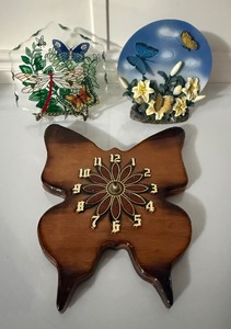 lot 152 image: Vintage Butterfly Decor Lot Hand-Painted Wood Wall Clock & Decorative Collector Plates