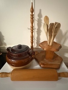 lot 153 image: Vintage Farmhouse Kitchen Collection Stoneware Bean Pot & Treen Woodware Set