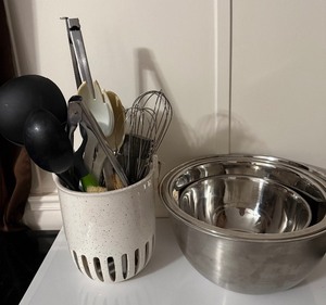 lot 165 image: Essential Kitchen Prep Set - Stainless Steel Mixing Bowls & Utensil Crock