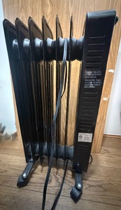 lot 171 image: 1500W Portable Oil-Filled Radiator Electric Space Heater - Black