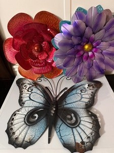 lot 182 image: Decorative Metal Outdoor Lot  2 Large Flowers & Butterfly