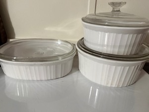lot 187 image: Set of 3 Covered Baking Dishes