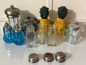 lot 189 image: Vintage Kitchen Collectibles  Glass & Ceramic Salt & Pepper Shakers, Pepper Mill
