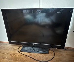 lot 194 image: LG 32 Full HD 1080p LCD Television  Model 32LD450 w Universal Remote