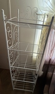 lot 210 image: Ornate 5-Tier White Metal Scrollwork Storage Shelf  Shabby Chic  Farmhouse Style