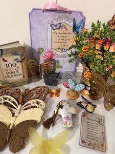 lot 212 image: Vintage-Style Butterfly & Faith Home Decor Gift Set  Bible Verses & Plaque