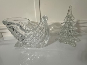 lot 216 image: Vintage Clear Glass Sleigh & Christmas Tree Dcor