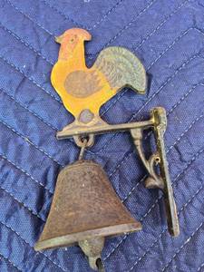 lot 110 image: Cast Iron Rooster Dinner Bell with Wall Mount Bracket