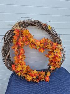lot 139 image: Fall Autumn Leaf Wreath with Natural Twig Base - Roughly 20 Inches in Diameter