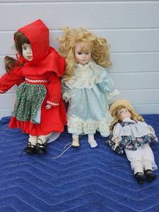 lot 148 image: Porcelain Dolls Collection Set of Three