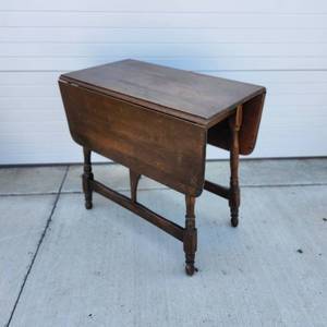 lot 160 image: Wooden Drop Leaf Gateleg Dining Table with Turned Legs