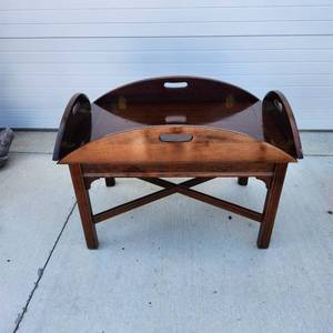 lot 162 image: Mahogany Butlers Tray Table with Folding Stand