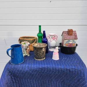lot 175 image: Mixed Collectible Lot with Decorative Items and Enamelware