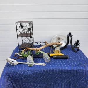 lot 176 image: Mixed Home Decor and Collectibles Lot