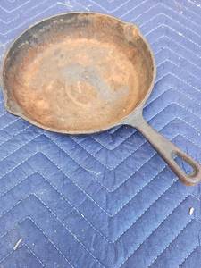 lot 201 image: Cast Iron Skillet with Handle
