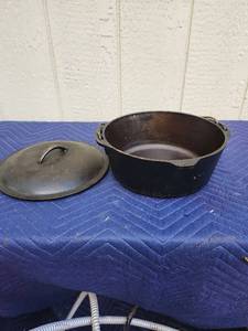 Lodge Cast Iron Dutch Oven with Lid