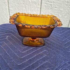 lot 370 image: Amber Glass Footed Compote Bowl with Ribbed Pattern
