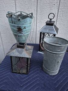lot 383 image: Rustic Metal Garden Decor Collection with Lantern and Buckets