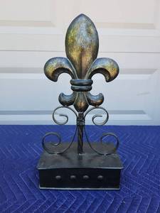 lot 408 image: Metal Fleur-de-Lis Decor