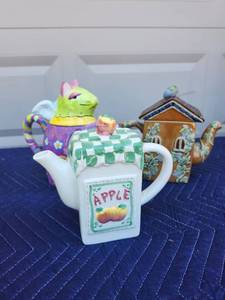 lot 409 image: Decorative Novelty Teapot Collection