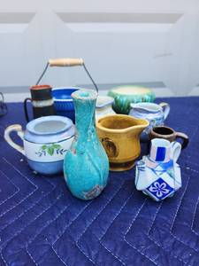 lot 417 image: Mixed Pottery Collection with Blue Stoneware Bowl