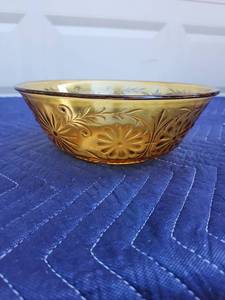 lot 430 image: Amber Depression Glass Bowl with Floral Pattern