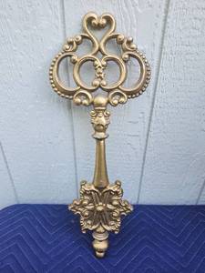 lot 450 image: Decorative Cast Aluminum Key Wall Decor