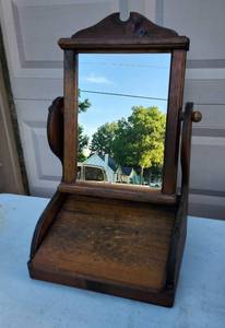 lot 3 image: Vintage Dresser Top Mirror with Storage
