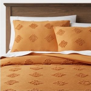 lot 42376 image: FullQueen Tufted Diamond Crinkle Duvet Cover and Sham Set Dark Gold - Threshold Polyester Bedding Set with OEKO-TEX Certification - Retail $99