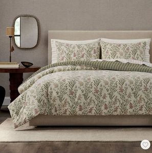 lot 42378 image: Jeremiah Brent home queen Comforter  - Retail $86