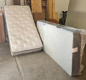 lot 105 image: Beautyrest Twin Size Mattress and Foundation