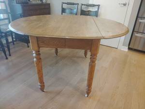 lot 904 image: Traditional English Oak Dining Table with Drop Leaves 30x43x52 in.