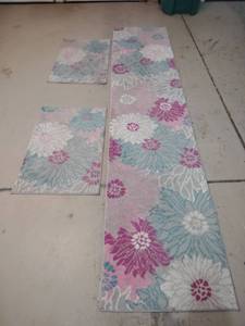 lot 905 image: Floral Pattern Area Rug Set with Matching Runner 26x 118 in. And 22 x 34 in.