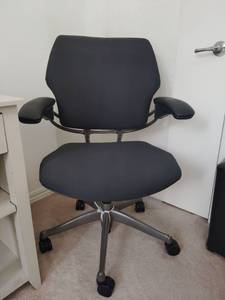 lot 947 image: Office Chair with Headrest and  floor covering Seat 20x22 in