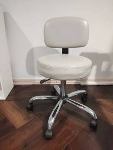 lot 1008 image: Adjustable Height Rolling Office Chair with Chrome Base Located in Basement